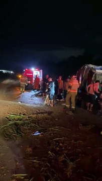 Ônibus de cantor de forró que transportava 22 inetgrantes da banda se envolve em acidente de trânsito e deixa feridos