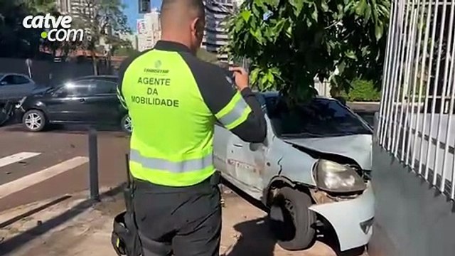 Acidente entre dois carros deixa homem ferido no Centro de Cascavel
