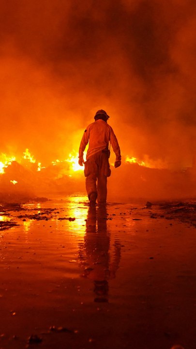 California ordena evacuaciones ante un fuego de primavera que ha arrasado 4.000 hectáreas