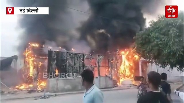 दिल्ली के नंद नगरी में बैंक्वेट हॉल में लगी भीषण आग, इलाके में मची अफरा-तफरी