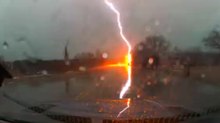 Un fulmine cade a pochi metri di distanza: il video di un automobilista