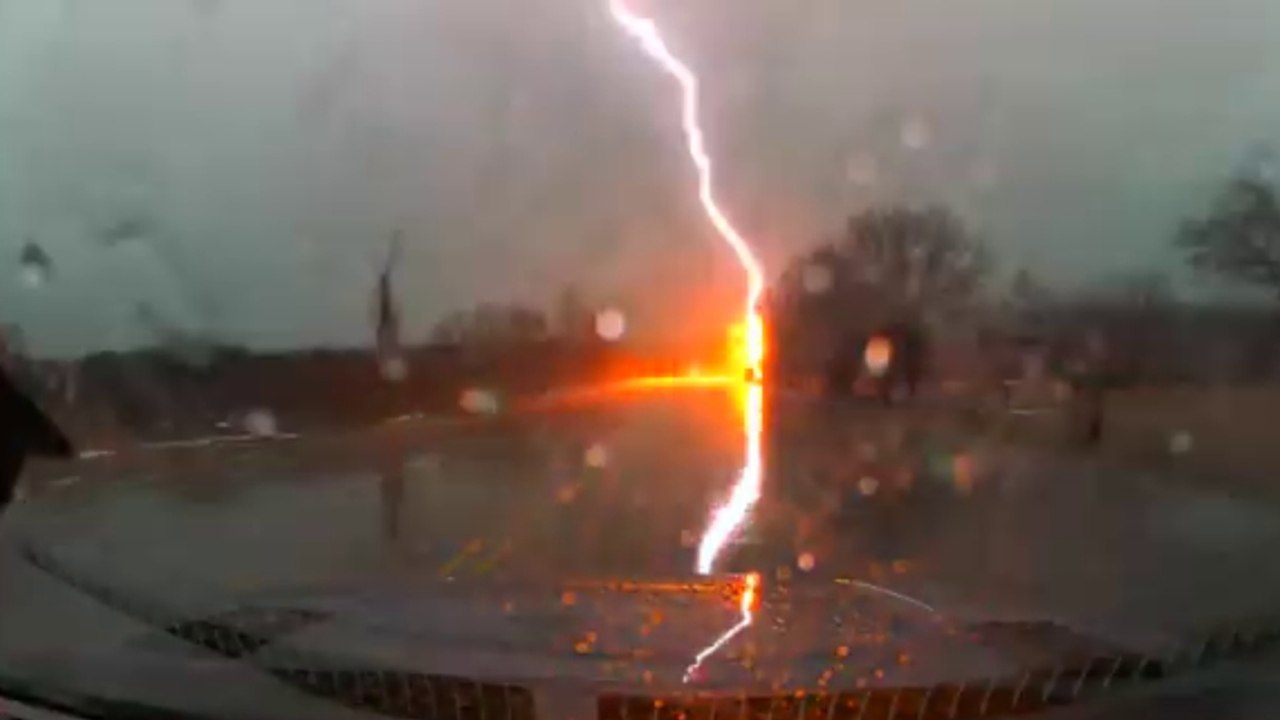 Un fulmine cade a pochi metri di distanza: il video di un automobilista