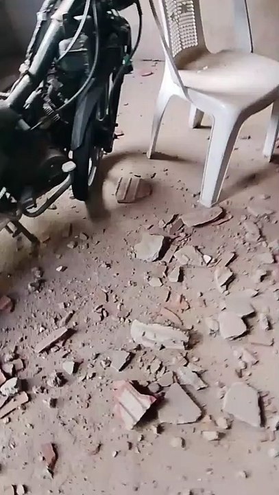 Pedra de obra da Transnordestina atinge casa, em Quixeramobim,