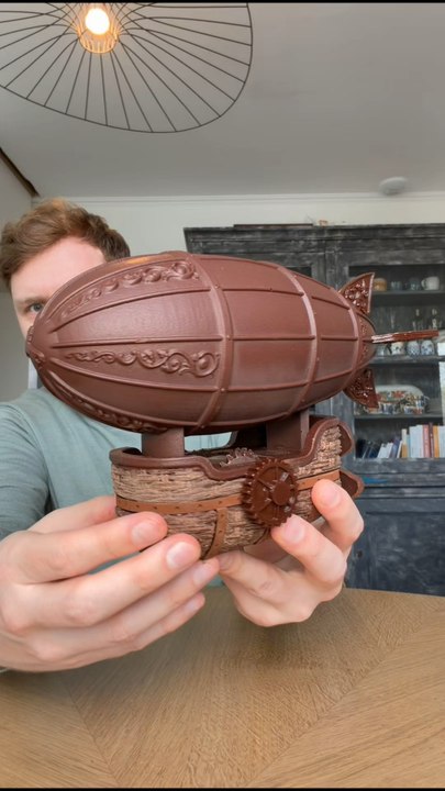 Le plus beau œuf de Pâques de Paris 😱✨ c’est au cheval blanc que ça se passe ✨ un dirigeable entièrement en chocolat, 70 %Et toi tu le trouve comment ?