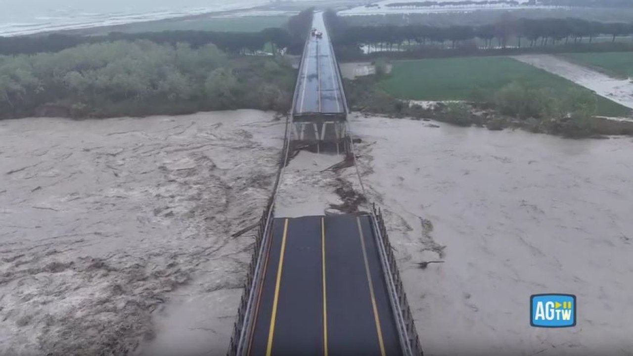 Le immagini dal drone del ponte crollato sul fiume Trigno