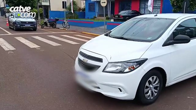 Mulher fica ferida após batida entre moto e carro no Centro de Toledo