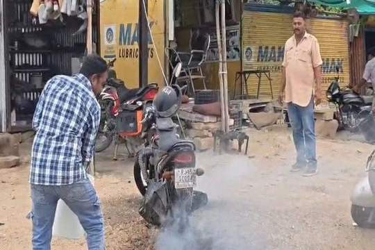 Video: बिजली की तार टूटी, मोटरसाइकिल जली, मची अफरा-तफरी