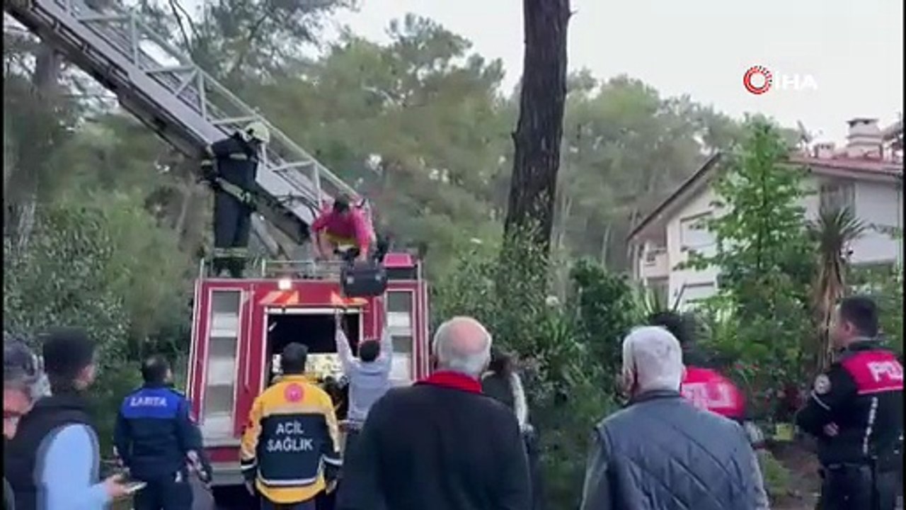Marmaris’te çatı katı yangını: Mahsur kalan bir kişi kurtarıldı