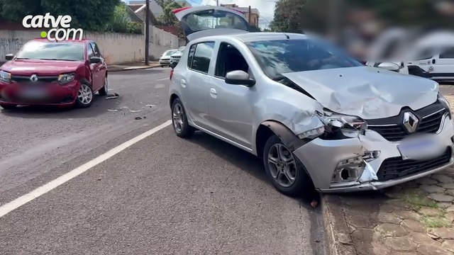 Mulher de 45 anos fica ferida em batida entre dois carros em Cascavel