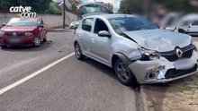 Mulher de 45 anos fica ferida em batida entre dois carros em Cascavel