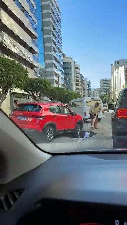 Carro fica danificado ao cair em cratera na Ponta Verde
