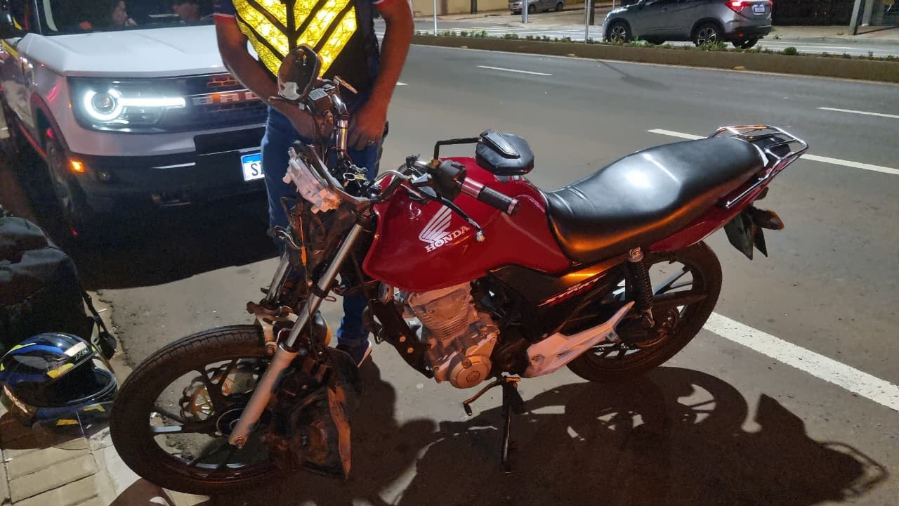 Rapaz de 24 anos fica ferido após acidente na Av. Carlos Gomes