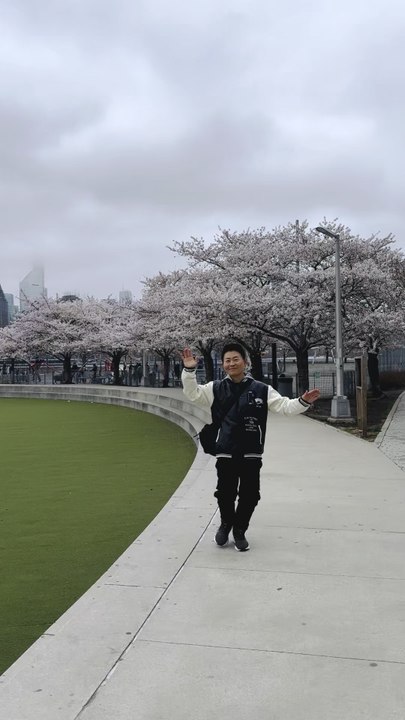 Nelson Wang went to South Park of Hurter’s Point in Long Island City to enjoy the cherry blossoms. April 2, 2026