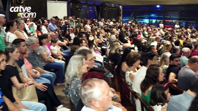 Fiéis participam do rito do Lava-Pés na Catedral de Cascavel