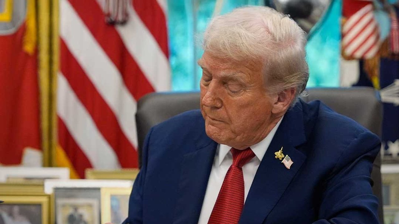 Trump Orders New Tariffs: डोनाल्ड ट्रंप ने फिर दिया झटका, फार्मा पर 100% टैरिफ लगाया