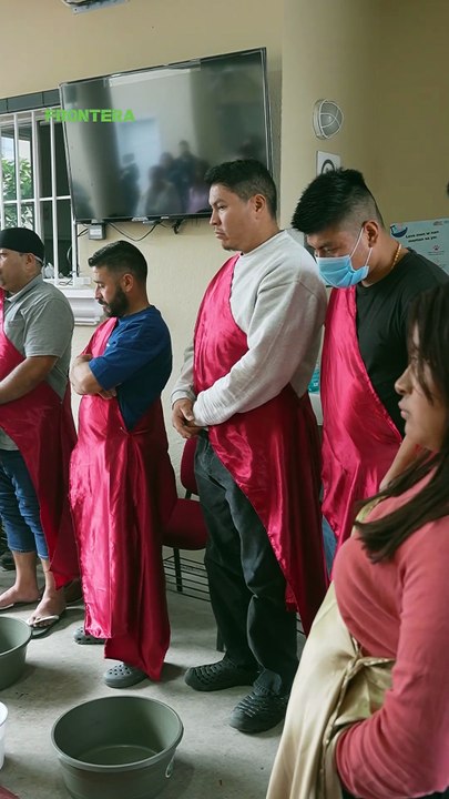 Lavan pies de migrantes deportados de Estados Unidos