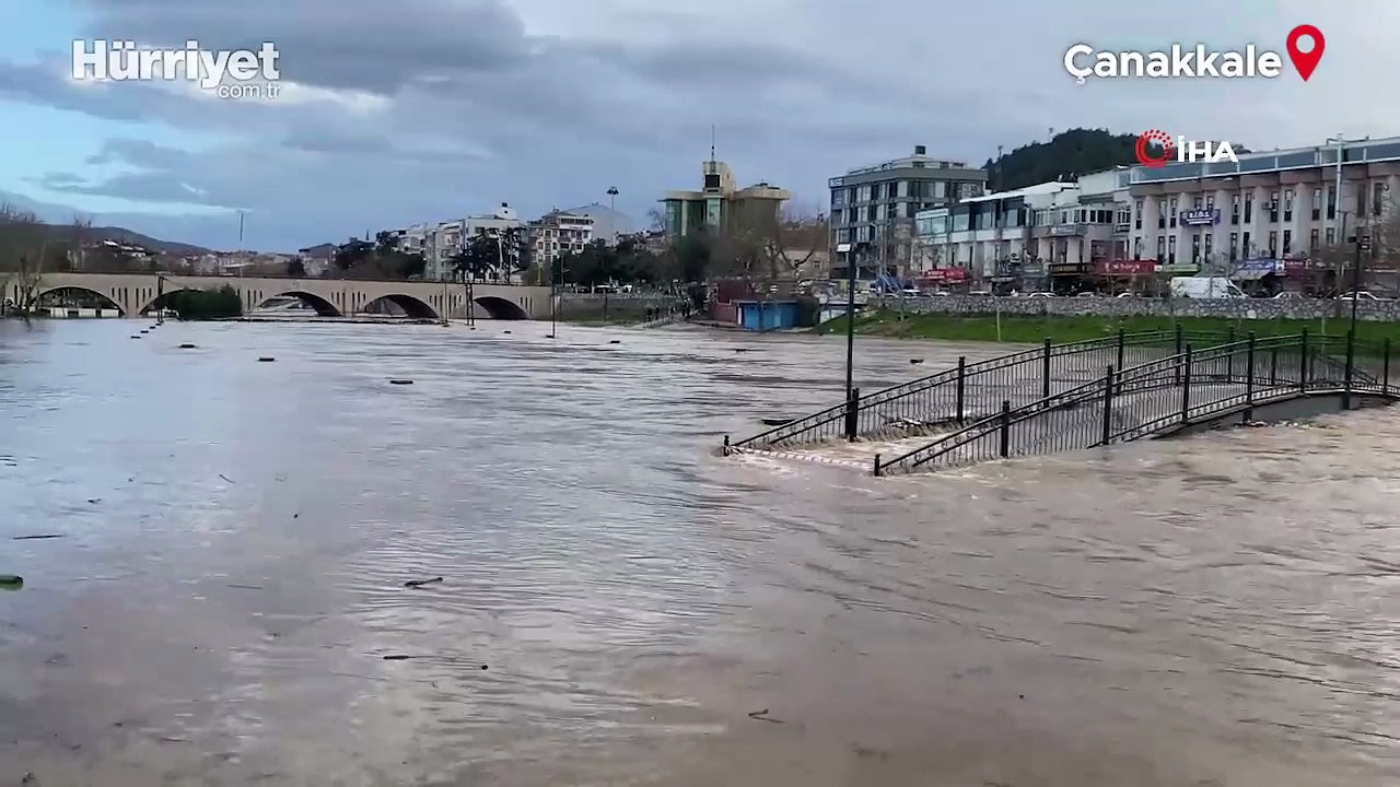 Çanakkale’de Kocabaş Çayı taştı, otopark sular altında kaldı