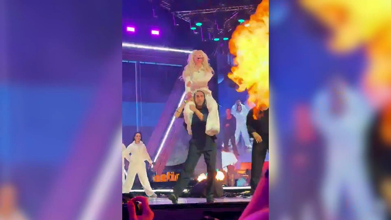 Ece Seçkin, Mustafa Sandal gecesinde 'Aya Benzer' şarkısıyla performans sergiledi