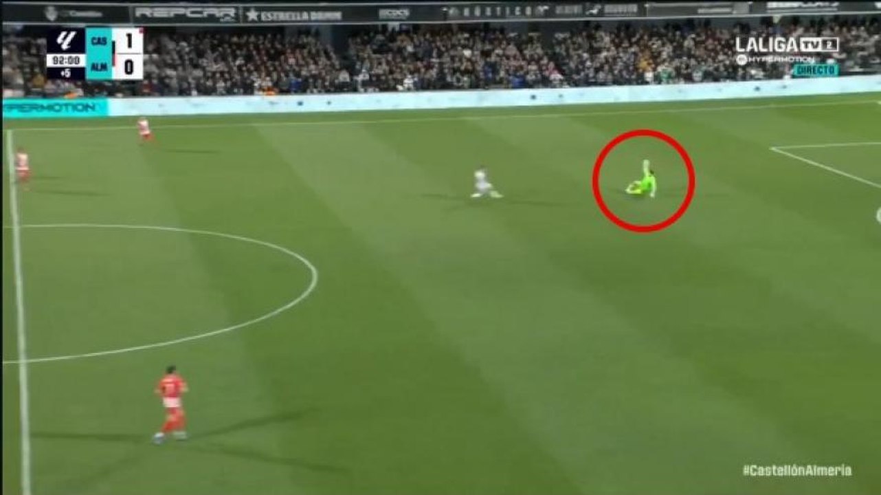 Spagna, il portiere scivola e regala così il gol del 2-0 in Castellon-Almeria