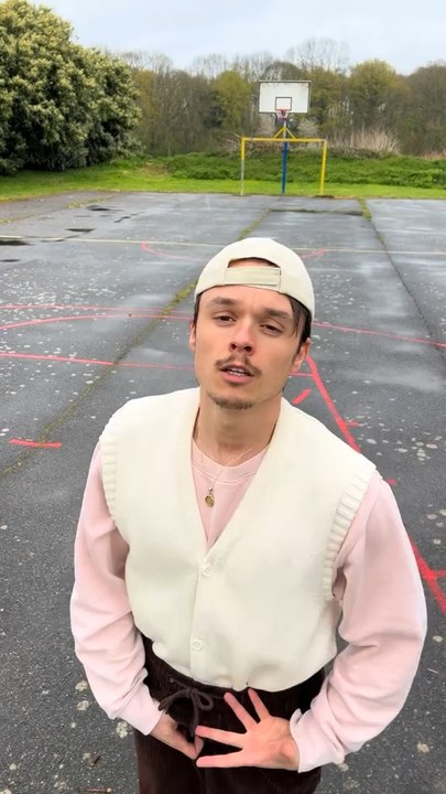 POV t’es ami avec le seul mec qui n’a pas d’ami