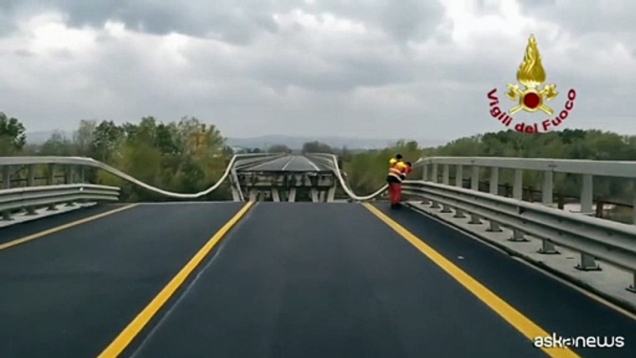 Maltempo Centro-Sud, proseguono ricerche dopo crollo ponte sulla SS16