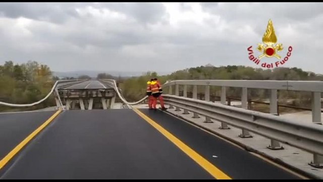 Maltempo Centro-Sud, proseguono ricerche dopo crollo ponte sulla SS16