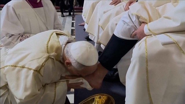 La Lavanda dei piedi nel Giovedì Santo: il gesto del Papa alla Messa in San Giovanni in Laterano
