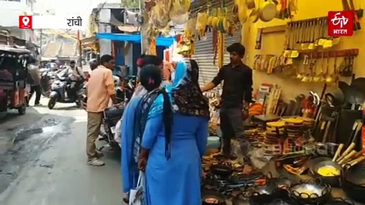 एलपीजी संकट के बीच रांची के बाजारों में पारंपरिक चूल्हे की बढ़ी डिमांड, घरों की रसोई में फिर सुलगने लगी पुरानी आंच