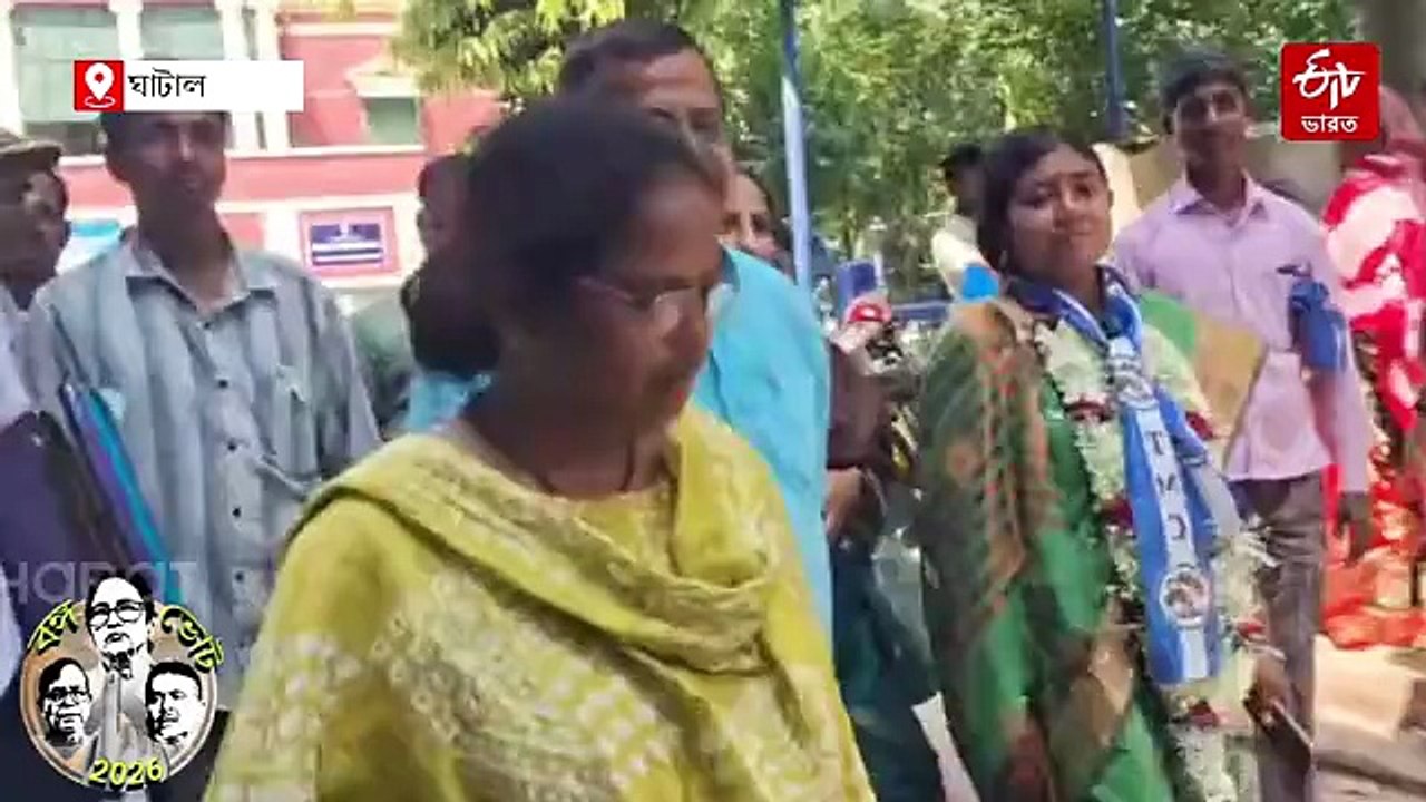 প্রার্থীর মনোনয়নে এসে জুতো খোয়ালেন তৃণমূল সাংসদ, ঘুরলেন খালি পায়ে