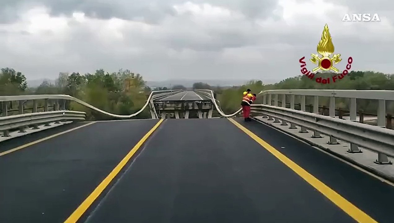 Continuano le ricerche dell'auto caduta dopo il crollo del ponte sul fiume Trigno