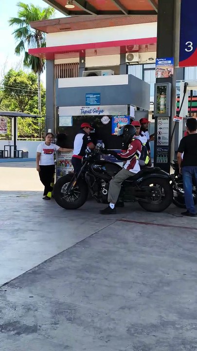 Nagpatubil sa motor si Rg ug Mike ug kakita sila'g motor nga nindot.