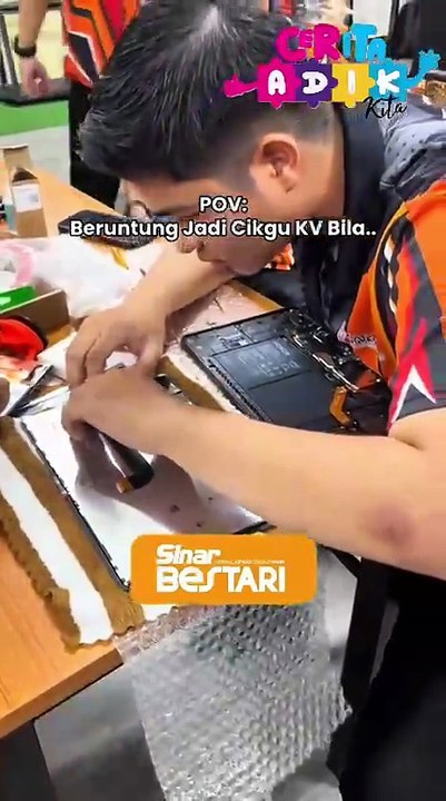 Pelajar kolej vokasional baiki tablet cikgu