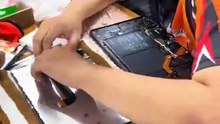 Pelajar kolej vokasional baiki tablet cikgu