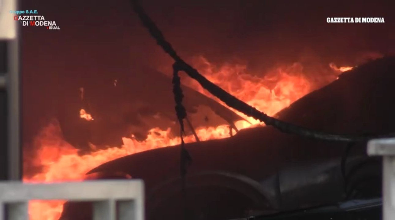 Incendio in un'autofficina a Modena, i vigili del fuoco domano le fiamme