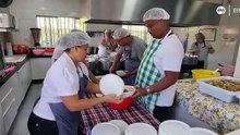 Veja o preparo das 500 refeições servidas debaixo do Viaduto Santa Tereza