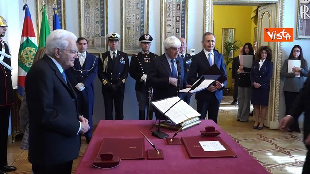 Mazzi stringe la mano di Meloni troppo presto al giuramento: Scusate è la prima volta