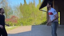 VIDEO / Relax per Calhanoglu: palleggi in giardino con Michele Morrone