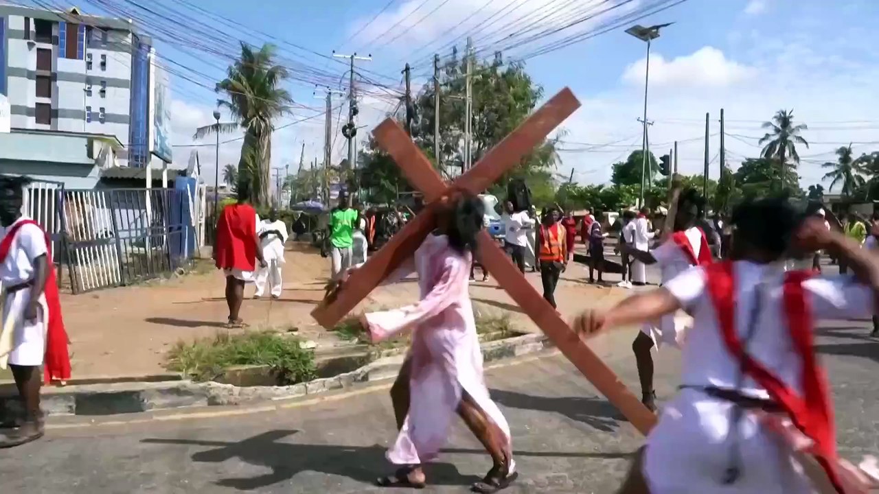 Nigeria, i fedeli celebrano la Pasqua con una processione per le strade di Lagos