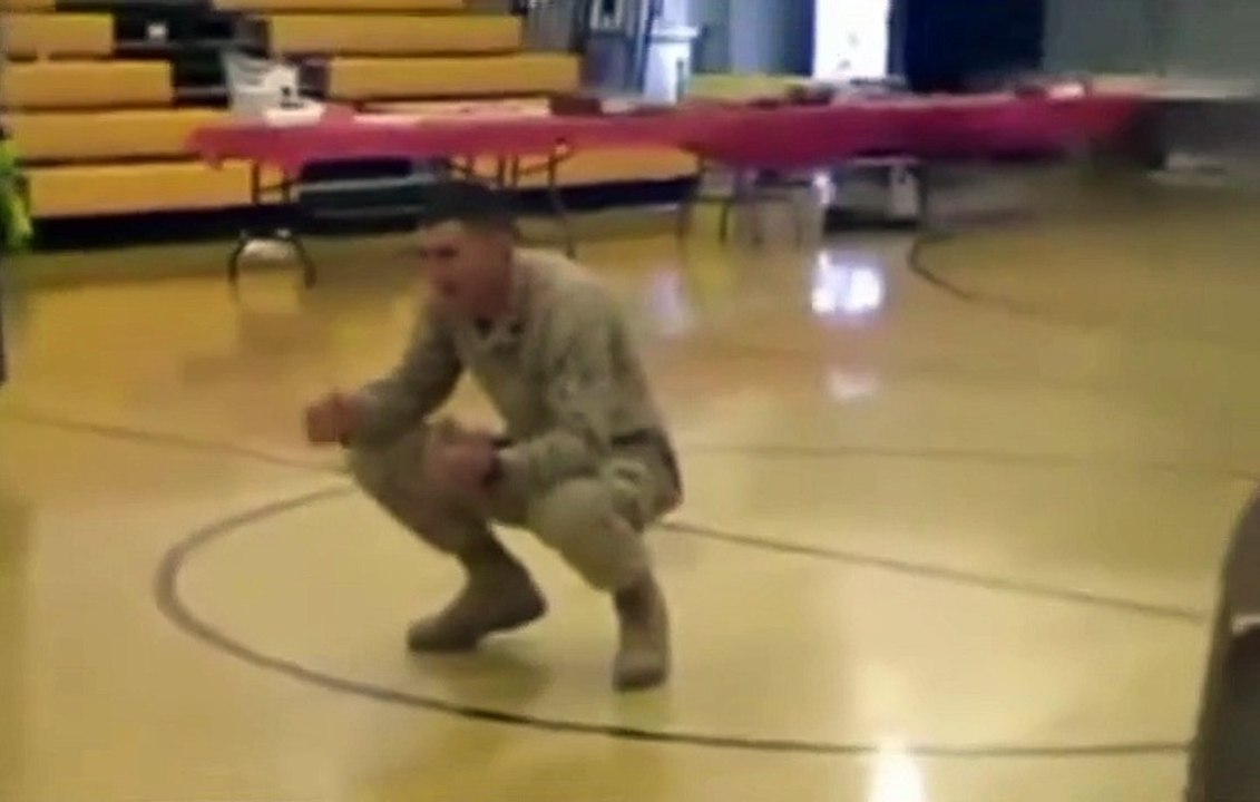 Il rentre de 7 mois à l'armée et découvre que son fils atteint de paralysie cérébrale a appris à marcher pour lui