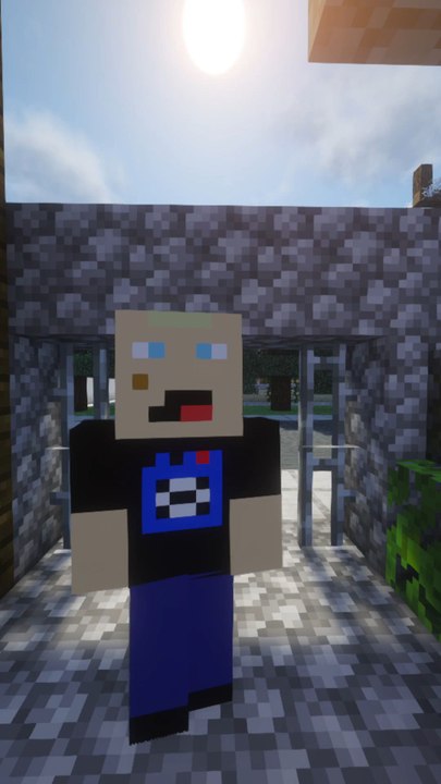 Quand un Kikoo utilise une poêle géante contre un creeper puissant ! 🤯