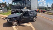 Ladrão furta Fiat Uno, foge pela contramão e provoca grave acidente com carreta em Cascavel