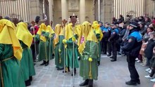 La procesión del Santo Entierro recorre el Casco Viejo de Pamplona en una noche de solemnidad