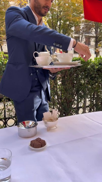 Coffee break at Plaza Athénée ✨