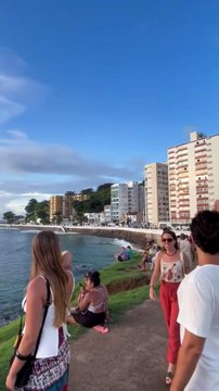 Farol da Barra atrai baianos e turistas na Sexta-feira Santa