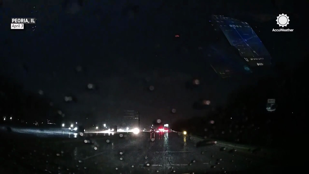 Dramatic lightning strike caught on camera in Illinois