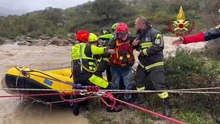 San Fratello, i Vigili del fuoco salvano 29 persone bloccate dalla piena. Tra loro anche due bambini VIDEO
