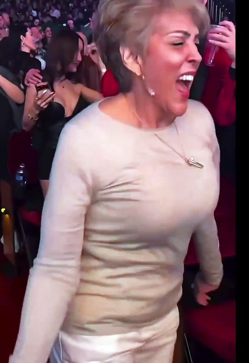 🔴Jennifer Lopez'in 80 yaşındaki annesinin inanılmaz dans hareketleri, Lopez'in genlerini nereden aldığının kanıtı niteliğinde.