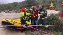 A San Fratello 29 persone bloccate dalla piena: le immagini dello spettacolare salvataggio