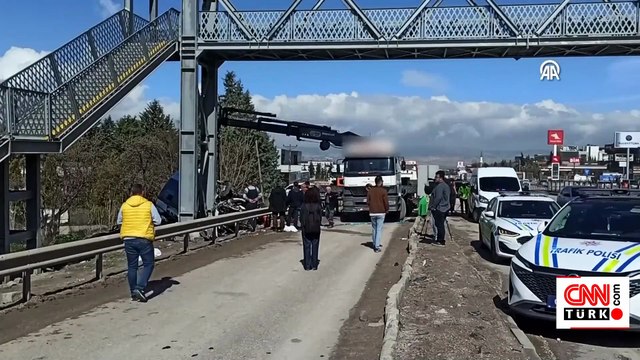 SON DAKİKA... Ankara'da feci kaza! Özel halk otobüsü üst geçide çarptı: 5 kişi hayatını kaybetti