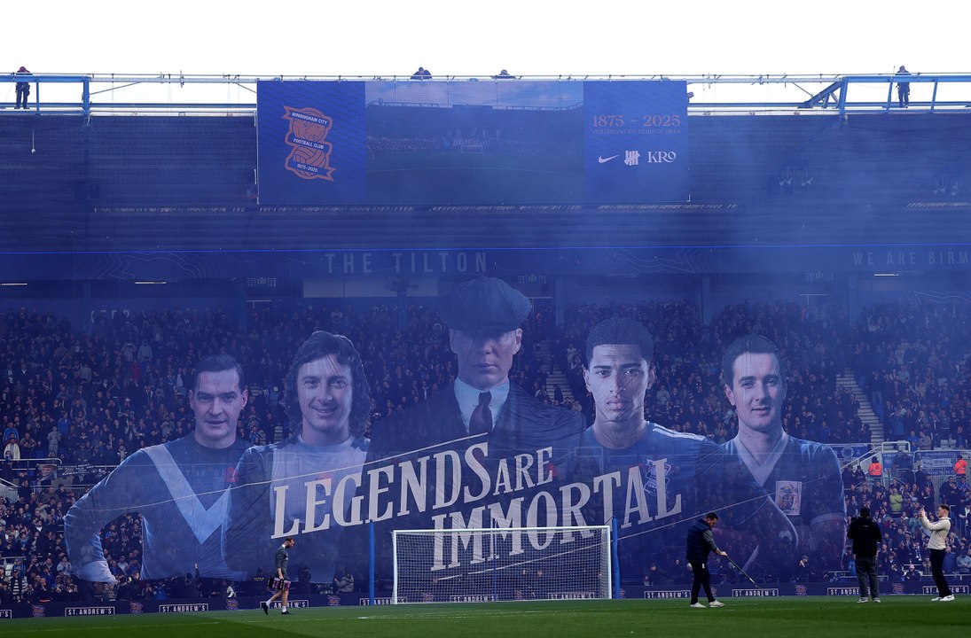 Il Birmingham celebra le leggende del club con una coreografia alla Peaky Blinders